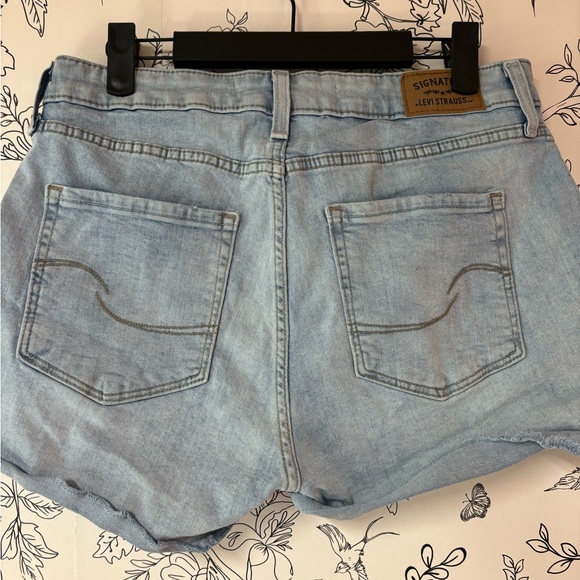 Levis Jean Shorts - Picture 2 of 3